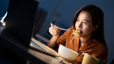 Mengapa Makan Larut Malam Bikin Tubuh Makin Gendut?