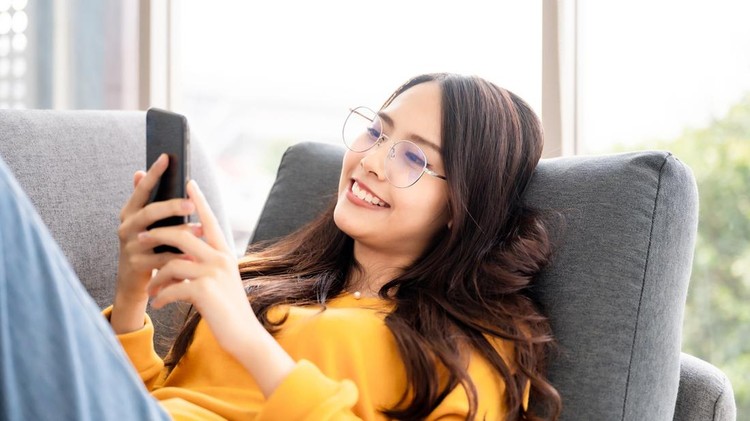 Ilustrasi wanita menggunakan ponsel atau whatsapp Ilustrasi wanita menggunakan ponsel atau whatsapp