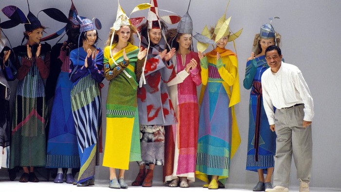Kilas Balik Perjalanan Hidup Issey Miyake, Selamat dari Bom Hiroshima hingga Jadi Desainer Favorit Steve Jobs!