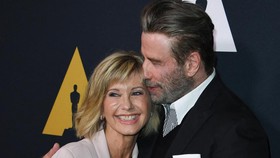 Olivia Newton-John Meninggal, John Travolta Tulis Pesan Haru
