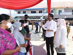 Jokowi Bagikan Bantuan di Kalbar: Kalau Ada Uang Lebih, Nanti Ditambah