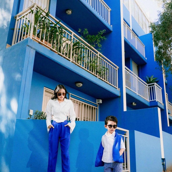 <p>Kalau ini Arthur bersama sang Bunda, Tiffany. Keduanya kompak mengenakan OOTD bernuansa biru putih. Ditambah kacamata hitam yang melengkapi penampilannya. (Foto: Instagram @tiffanysoetanto)</p>