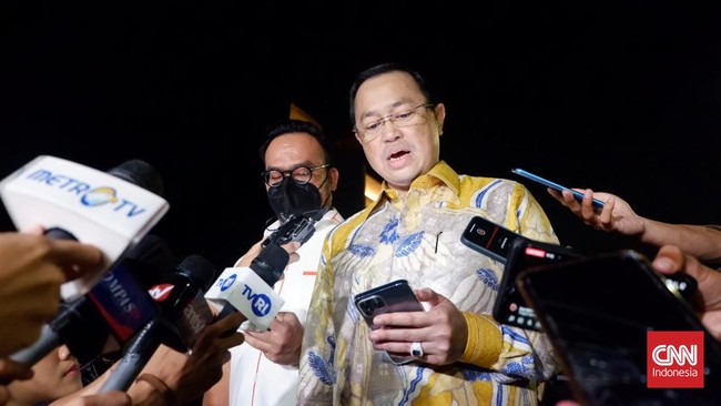 Putri dijerat dengan Pasal 340 subsidair Pasal 338 KUHP juncto Pasal 55 ayat (1) juncto Pasal 56 KUHP.