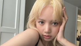 Lisa BLACKPINK Sempat Galau Mau Pamer Jidat di Paris
