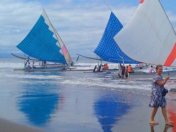 Tradisi Petik Laut, Nelayan Pantai Air Kuning Lomba Jukung Layar