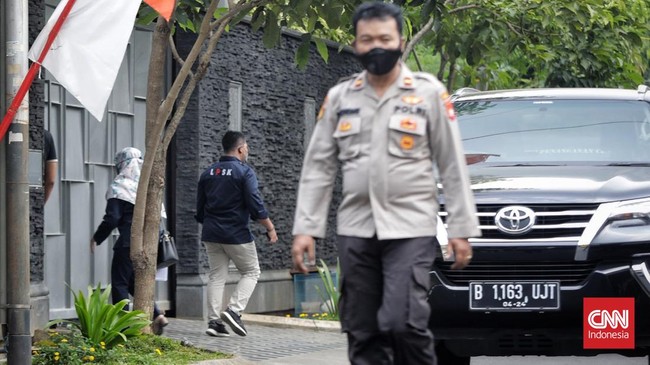 Pemberian amplop cokelat 'titipan bapak' kasus Brigadir J dijadikan bahan lelucon oleh Komisi III DPR saat menggelar rapat bersama LPSK kemarin, Senin (22/8).