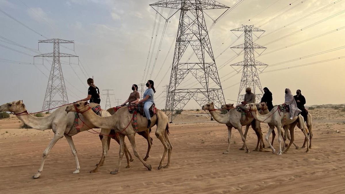 FOTO: Kala Perempuan Ramai-ramai Belajar Menunggang Unta di Dubai