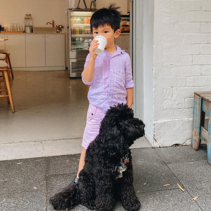 <p>Meski baru berusia 3 tahun, Arthur sudah pandai bergaya di depan kamera. Lihat saja gayanya yang satu ini Bunda. Kece banget ya. (Foto: Instagram @arthurmiles.po)</p>