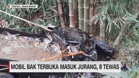 VIDEO: Mobil Bak Terbuka Masuk Jurang, 8 Tewas