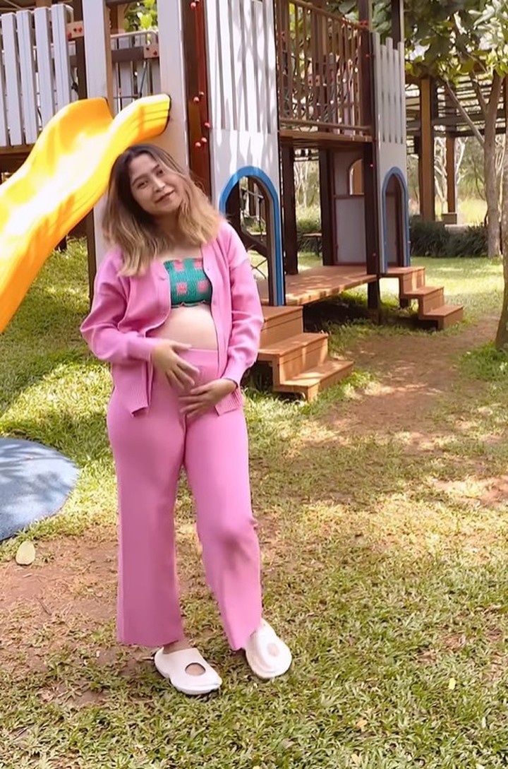 Penyanyi Kunto Aji sedang berbahagia nih Bunda, sang Istri Dewi Syarianti atau Dewisya baru saja umumkan kehamilan keduanya. Intip potretnya di sini yuk.