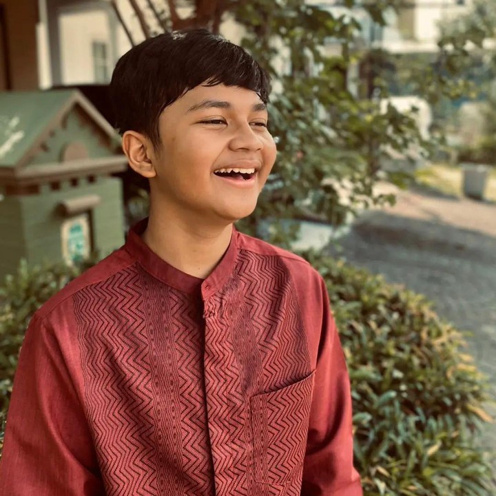 <p>Tak hanya jago akting, Muzakki Ramdhan juga kerap menuai pujian karena parasnya yang tampan sejak kecil. (Foto: Instagram @m.u.z.a.k.k.i)</p>