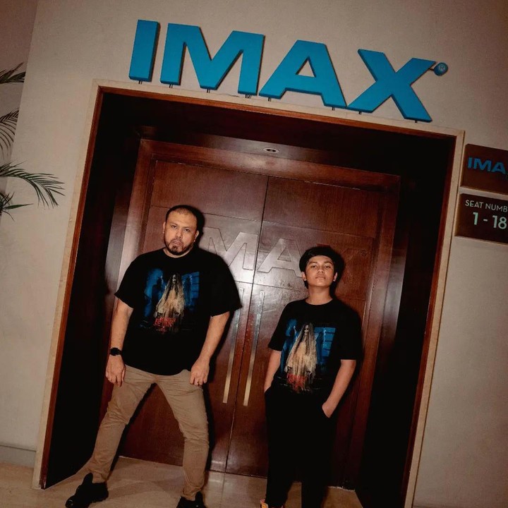 <p>Perannya dalam film <em>Pengabdi Setan 2: Communion</em> membuat nama Muzakki semakin melambung. Belum lama ini, ia turut menghadiri acarar premiere film tersebut bersama sang sutradara, Joko Anwar. (Foto: Instagram @m.u.z.a.k.k.i)</p>