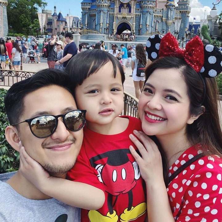 <p>Nah kalau ini potret kebersamaan Arrasya bersama Ayah dan Bundanya saat berlibur di Disney World. Kita doakan semoga keluarga Tasya Kamila sehat-sehat selalu ya, Bunda. (Foto: Instagram @tasyakamila)</p>