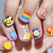Ide Nail Art Penuh Warna yang Cocok Banget untuk Cewek Kue