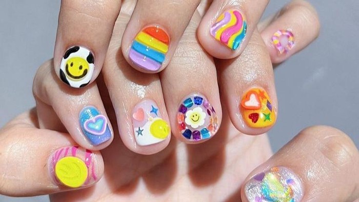 Ide Nail Art Penuh Warna yang Cocok Banget untuk Cewek Kue Ide Nail Art Penuh Warna yang Cocok Banget untuk Cewek Kue