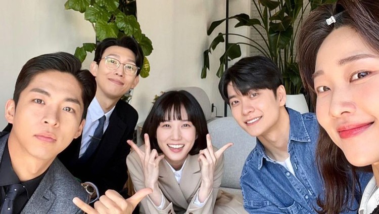 Para Pemain Drama Korea Extraordinary Attorney Woo