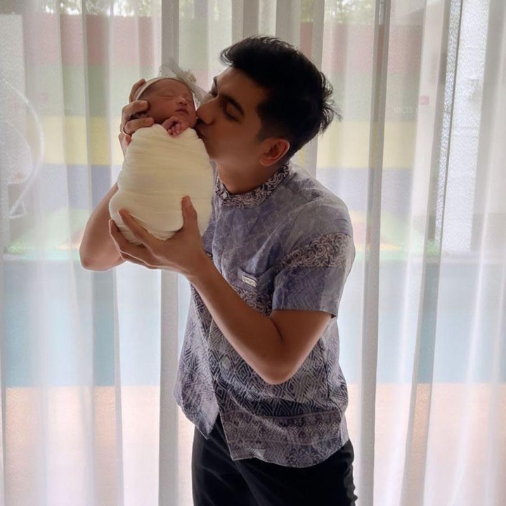 <p>Ria Ricis baru saja melahirkan putri pertamanya pada 26 Juli 2022 kemarin, Bunda. Belum sebulan berlalu, Ria Ricis dan sang suami, Teuku Ryan, memutuskan untuk melakukan pemotretan <em>newborn</em>, nih. (Foto: Instagram: @teukuryantr)</p>