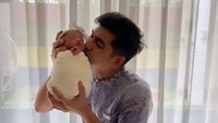 <p>Ria Ricis baru saja melahirkan putri pertamanya pada 26 Juli 2022 kemarin, Bunda. Belum sebulan berlalu, Ria Ricis dan sang suami, Teuku Ryan, memutuskan untuk melakukan pemotretan <em>newborn</em>, nih. (Foto: Instagram: @teukuryantr)</p>