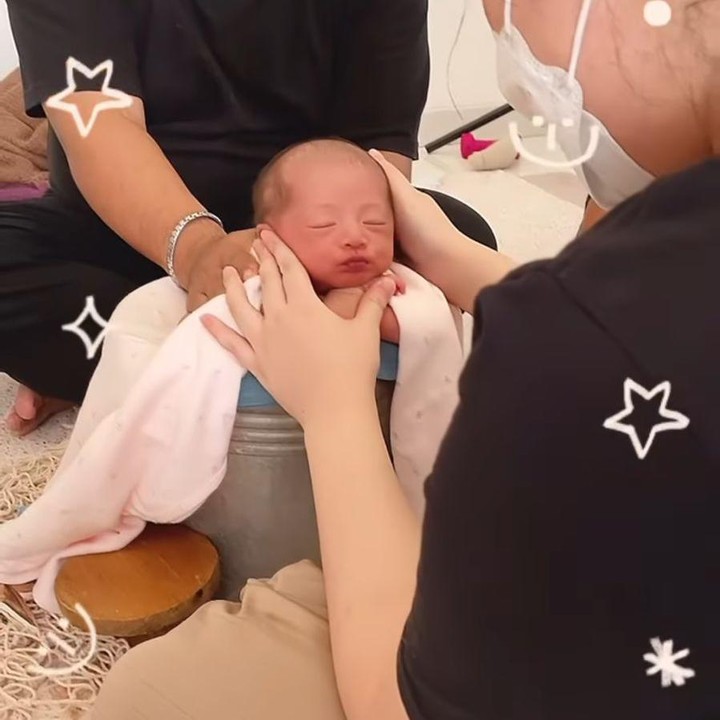 <p>Tema yang diambil oleh Ricis dan Ryan cukup unik nih, Bunda. Sesuai dengan namanya, Cut Raifa Aramoana, pasangan ini pun mengambil tema lautan. (Foto: Instagram: @riaricis1795)</p>