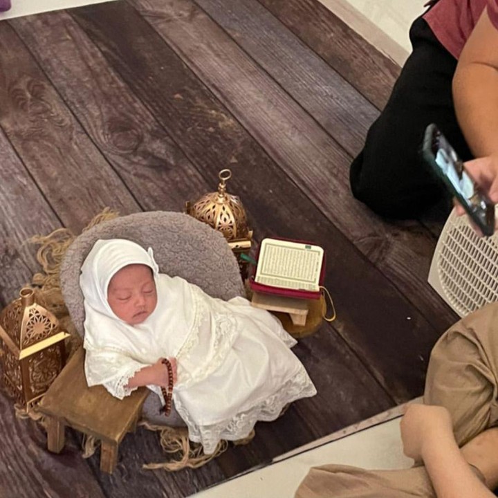 <p>Ricis dan Ryan juga menggunakan sentuhan Islami nih, Bunda. Di sini, Moana tampak menggemaskan dengan balutan mukena sambil menggenggam tasbih. (Foto: Instagram: @riaricis1795)</p>