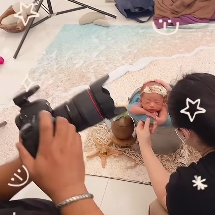 <p>Tak hanya itu, Moana juga difoto dengan latar belakang lautan dan hamparan pasir. (Foto: Instagram: @riaricis1795)</p>