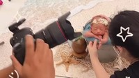 <p>Tak hanya itu, Moana juga difoto dengan latar belakang lautan dan hamparan pasir. (Foto: Instagram: @riaricis1795)</p>