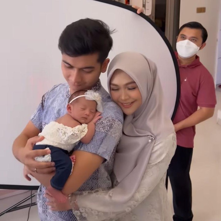 <p>Tak ketinggalan, Ricis dan Ryan juga turut mengabarikan momen mereka bersama Baby Moana, Bunda. Moana tampak nyaman bersandar di pelukan sang ayah. (Foto: Instagram: @riaricis1795)</p>