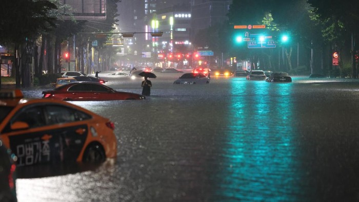 Potret 'Chaos' Bencana Banjir yang Melanda Korea Selatan, Stasiun Hingga Pusat Perbelanjaan Ikut Terendam!