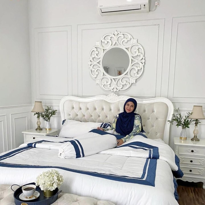 <p>Kamar Natalie juga dipenuhi dengan warna putih mulai dari cat tembok hingga tempat tidurnya. Pemilihan model furnitur juga senada dengan konsep ruangan yang klasik elegan. (Foto: Instagram@natalie_sarahs)</p>