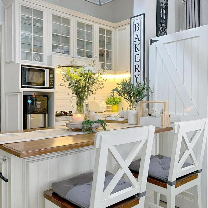 <p>Sudut lain rumahnya yang tak kalah menarik yakni dapur bersih, Bunda. Dengan table island di tengah dan dua kursi, dapur ini sangat mencuri perhatian. (Foto: Instagram@natalie_sarahs)</p>