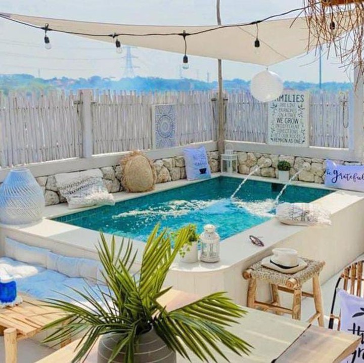 <p>Yang tak kalah menarik dari bagian dalam rumahnya adalah rooftop yang luar biasa. Natalie memiliki rooftop pool yang dihiasi dengan tenda dan kursi ala pantai, nih Bunda. Berbeda dengan nuansa ruangan lain, di sini lebih kental nuansa tropical. (Foto: Instagram@natalie_sarahs)</p>
