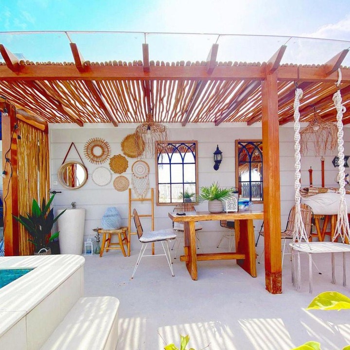 <p>Desain interior yang memiliki konsep menyatu dengan alam ini membuat diri rasanya ingin bersantai-santai di sana, ya Bunda. (Foto: Instagram@natalie_sarahs)</p>