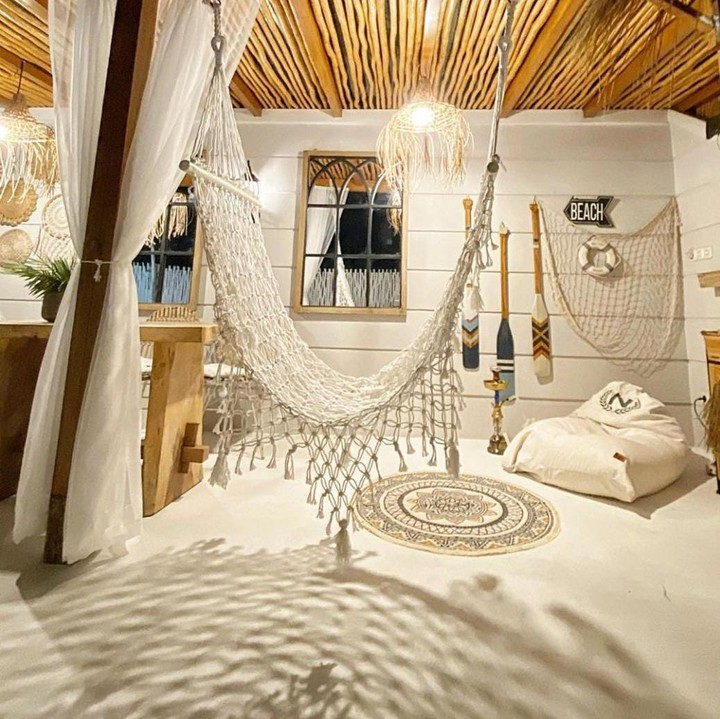 <p>Tak kalah indah saat di siang hari, saat malam hari pun rooftopnya tetap cantik dan menjadi salah satu tempat favorit Natalie untuk bersantai dan beristirahat. (Foto: Instagram@natalie_sarahs)</p>