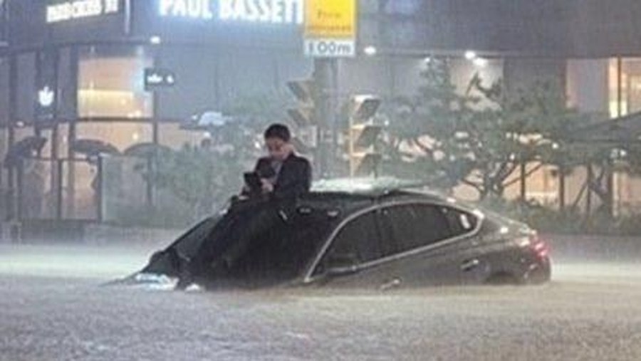 Pria terjebak banjir di Seoul