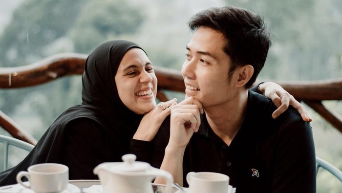 Romantisnya Nycta Gina dan Kinos Saat Sarapan hingga Bakar Daging.
