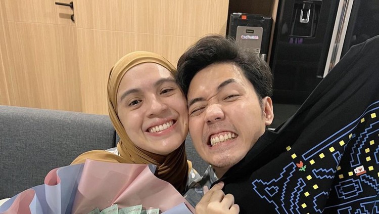 Romantisnya Nycta Gina dan Kinos Saat Sarapan hingga Bakar Daging.