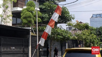 img-title Pasukan Brimob Bersenjata Jaga Ketat Rumah Ferdy Sambo