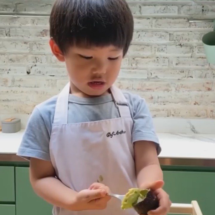 <p>Rupanya Arthur jago masak, lho Bunda. Sama seperti ayahnya yang juga seorang koki terkenal. <em>“Avo toast & scrambled eggs by #masthurchef,”</em> tulis sang Bunda pada akun Instagram Arthur. (Foto: Instagram @arthurmiles.po)</p>