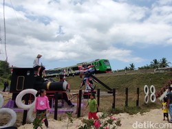 Festival Pacak Sepuran Kulon Progo, Warna-warni Ornamen Seni di Pinggir Rel KA