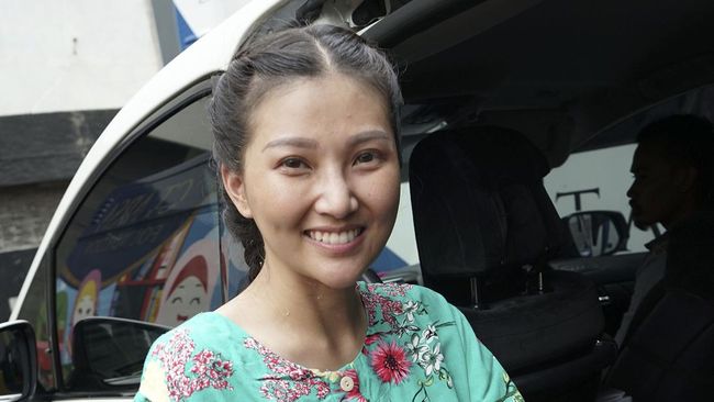 Sarwendah mengungkap bahwa ia mengidap penyakit kista di bagian batang otak sehingga membuat tulang lehernya sedikit miring ke depan.