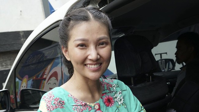 Sarwendah Tan menjenguk Ruben Onsu di rumah sakit bersama kedua anaknya setelah tersebar kabar presenter itu dilarikan ke RS di Majalengka.