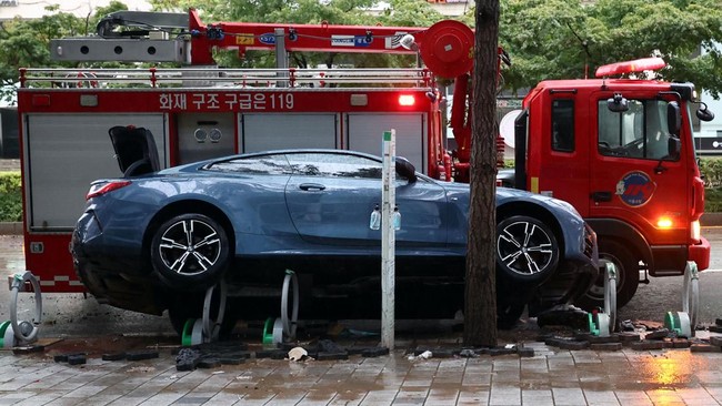 Ibu kota Korea Selatan, Seoul, dilanda banjir parah pada Senin (7/8) menyebabkan tujuh orang meninggal dan enam lainnya hilang.