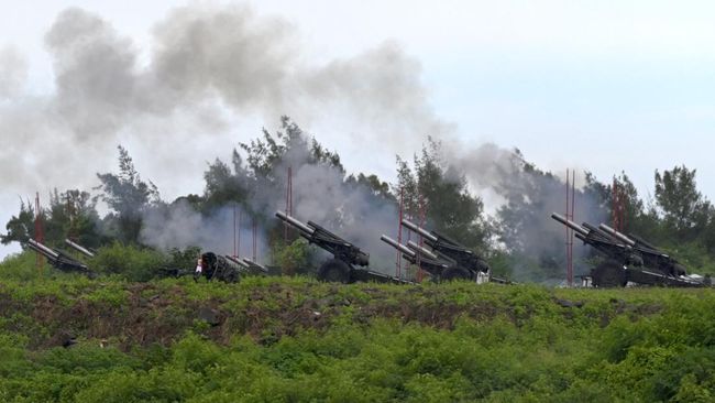 Militer Taiwan melangsungkan latihan militer yang menggunakan tembakan artileri langsung pada Selasa (9/8).
