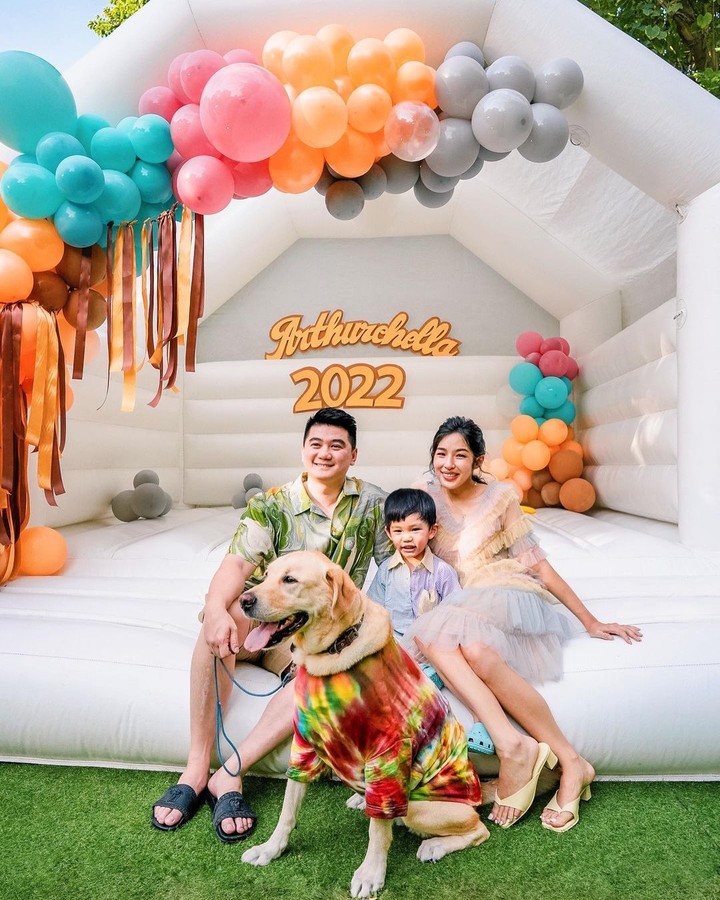 Arthur, anak Chef Arnold Poernomo ini selalu tampil kece dalam berbagai kesempatan. Arthur juga pernah diundang menjadi juri tamu. Intip potretnya yuk, Bunda.