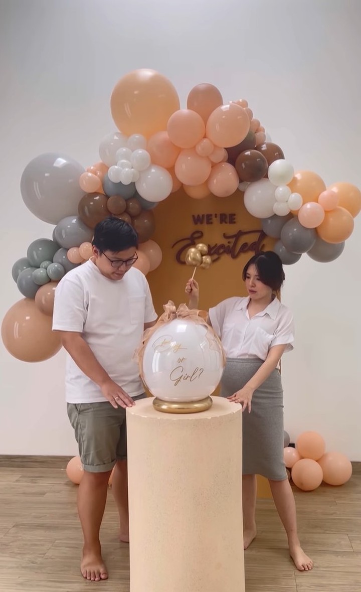 Pasangan food vlogger Ken & Grat sedang menanti kelahiran buah cinta pertama mereka setelah perjuangan mendapatkan momongan yang cukup lama. Intip potretnya.