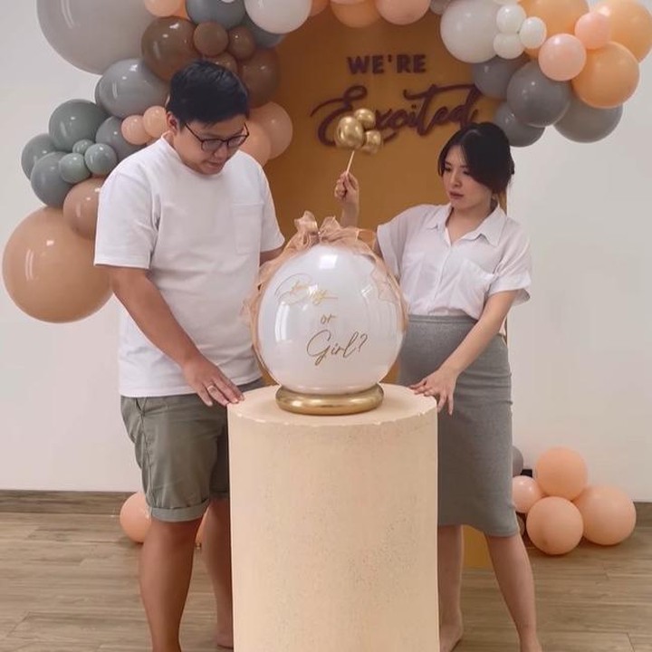 <p>Walau begitu, Grat harus melakukan penyuntikan lantaran alami pengentalan darah. Beberapa waktu lalu, Ken dan Grat bagikan momen gender reveal mereka nih Bunda. (Foto: Instagram @kenandgrat)</p>