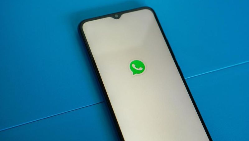 Seperti halnya aplikasi berkirim pesan instan secara umum, WhatsApp juga punya fitur yang berfungsi untuk memudahkan pengguna