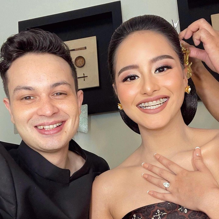 <p>Di sela-sela pemotretan, pasangan ini tidak lupa mengabadikan momen itu lewat selfie yang diunggah ke media sosial. (Foto: Instagram @akhairunnisa)</p>