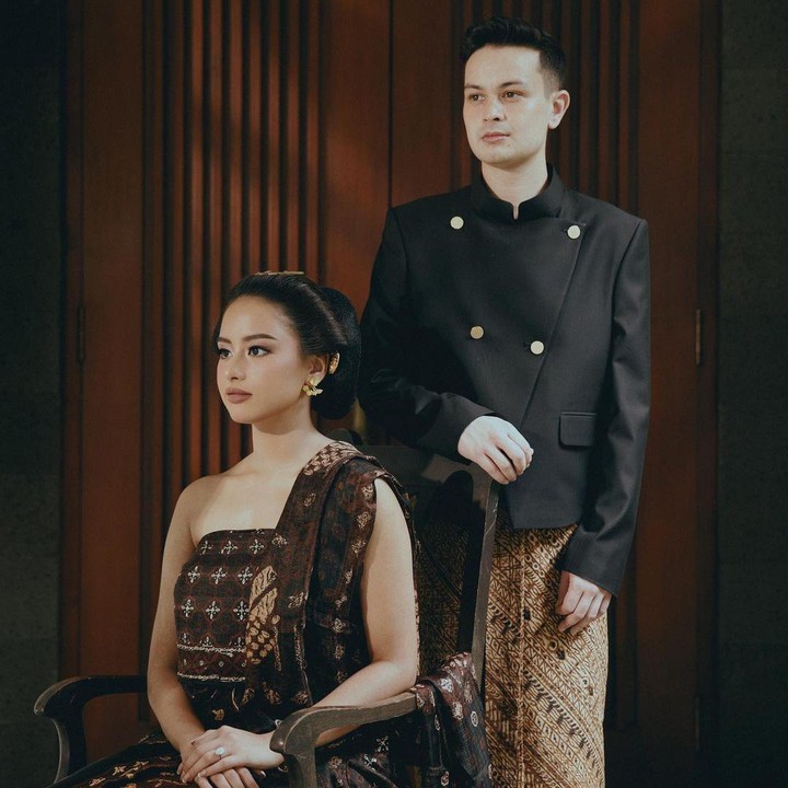 <p>Amanda Khairunnisa dan Tavan Dutton melakukan <em>prewedding</em> dengan mengusung konsep adat Jawa, Bunda. Keduanya tampil serasi mengenakan busana tradisional bernuansa gelap. (Foto: Instagram @akhairunnisa)</p>