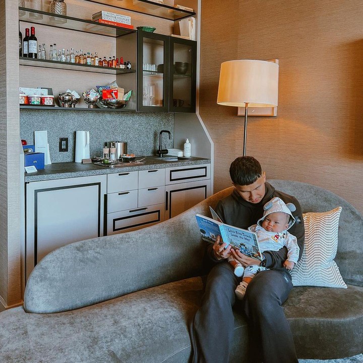 <p>Sesampainya di rumah, Baby Issa langsung menghabiskan waktu di kediaman Nikita Willy dan Indra Priawan. Sang ayah langsung mengajaknya bermain, nih. (Foto: Instagram @nikitawillyofficial94)</p>